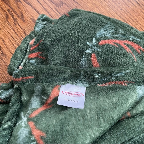 Holiday Throw Blankets Set of Two - Picture 6 of 6